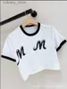 تي شيرت MUI Womens T-Shirt Designer Sirt Summer Summer Micro Label Print Short Short Seved T-Shirt مع Egant Girl Styly Age and Fashionab Sty Vox7 L46