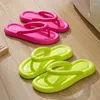 Terlik qyckaby açık kapalı ayakkabılar kadınlar düz renkli kumlu plaj flip-flop tanga sandaletleri açık havada yaz yumuşak banyo