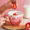 Tassen kreativer Keramik -Cartoon süße rosa/rote Erdbeeren Muster mit Cover Löffel hohe Aussehen Büro Milch Haferflocken Kaffeetasse Kaffeetasse