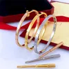 Braccialetti di braccialetti designer donne uomini cuff del braccialetto oro donna uomo titanio acciaio s oro gol di lusso in argento rosa con sacchetto di velluto l46
