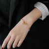 Braccialetti di fascino che brillano u semplicemente braccialetto in acciaio in titanio per donne gioielli
