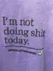 T-shirt maschile grigio foro in schiuma viola rottura vintage Non sto facendo merda oggi maglietta di alta qualità da donna lavata da donna top casual maglietta j240402