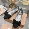 Talons de chaton en cuir breveté Pompes de créateurs pour femmes sangle de boucle