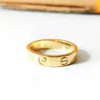 Aço de titânio de cartas de designer de anéis de luxo com uma palavra unha simples e incolor anti -alérgeno anel para casais com logotipo