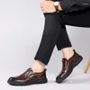 Sapatos casuais mocassins 2024 Autumn mass moda slip-o-em-grossa acionando de carro de escritório de couro conforto
