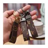 Anneaux clés mode Pu Leather Designer Chain Buckle Lovers Car Keches faits à la main Men des femmes Sac Accessoires Pendant Pête de Noël Dhi84