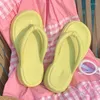 Slippers 2024 Cloud de plate-forme épaisse pour femmes Eva Soft Sole Oreiller Slides Summer Beach Flip Flops Femme Flasque sans glissement