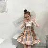 Ins Girls Letter Plaid Dresses England Style Kids Doll Lapel Short Sleeve Pleated Dress Children Bomullsgitterkläder S1310