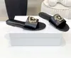 2024S Desginer Slipper Versa Women's Sandal Slide Metallic Leather Mulesフラットフリップフロップフラットスライドカジュアルシューズレディデザイナーのための屋外クールサンダル