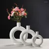 Vasen Nordic Ceramic Circular Hohlhöhle Vase Donuts Blume Pot Pampas Gras moderne Balkon Veranda Wohnzimmer Wohnzimmer Schlafzimmer Dekor Dekoration