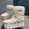 Plaque Bottes de neige Designer Nylon Gabardine APRES-SKI Bottes de shearling Femmes Luxury Tissu imperméable Big dents chaudes épaisses Boots de neige Taille 35-41