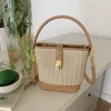 Bolsas de praia de praia Saco de lazer coreano Tito de palha para feminino estilo de férias Fashion Handheld Crossbody Water Bucket