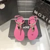 Designer kvinnor tofflor lyx sandal platt sandaler metalliska glidsandaler kvinnlig latex mjuk sula skor varumärke flip flops kvinnor strand platt klack toffel storlek 34-40