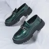 Casual schoenen Men Comfort Lederen bedrijf Dikke zool solide kleur slip-on man streetwear mode trouwjurk schoen