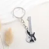 Keychains colhedas de esmalte k-pop de guitarra elétrica Música legal anéis de chaves para homens homens amizade Presente punk jóias artesanais q240403