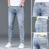 Mäns jeans vår/sommarkoreansk stil tårhål elastiska män smala fit arbete denim byxor med nödställd design blå casual jeans lyxiga män stylel2403