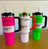 Stock Pink Parade Cosmo Pink Camelia 40oz Quencher H2.0 Mugs Cups Camping Travel Car Cup Tumblers Cups Silicone Handle med samma logotyp