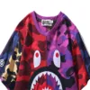 Un t-shirt de camouflage de requin AP se joignant à un t-shirt à cou rond