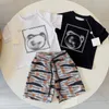 Kurzhülse T-Shirts Shorts Cartoon Letter gedrucktes zweiteiliges Set für Jungen und Mädchen mittleren Alters und Kleinkinder trendy und stilvolles Set