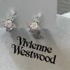 Designer Viviane Westwood Jewelry Empress Dowager Nanas Samma Saturnus informerade örhängen med Diamond Inlay Highend Light Luxury and Nisch Designörhängen och örhängen