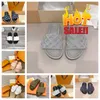 2024 Nouveau designer de luxe Pool Pool Oreiller Sandales Couples Slippers Men Femmes Summer Flat Shoes Fashion Beach Slippers