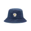 Beauts à bord large baquet INS COREAN DAISY BRODERIE CHAPEMENT FEMMES Men Panama Summer Sun Flower Bob Washed Denim Fisherman Q240403