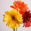 Dekorativa blommor Simulering Verklig beröring Tyg Daisies Green Plant Wedding Artificial Flower Gerbera Branch Party Decoration