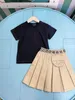 New Kids Designer Clothes Girls Overkirt Baby Tracksuits Storlek 90-150 cm Rund hals T-shirt och Khaki veckad kjol 24April