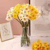 Flores decorativas de alta calidad 6pcs/Bunch Artificial Narcissus Falso Floz Flower Escena de boda Decoración de la sala del hogar