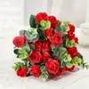 Dekorativa blommor vackra röda rosen konstgjorda siden bukett flores hemfest vårbröllop som håller blommedekoration falsk