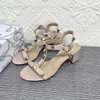 Trend Frauen Sommermarke Rivet Flat Slipper Willow Spike Shoes Chunky Coole Sandalen elegante neue Heels Strand Slipper Buchstabe V mit Box 34-42