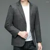 メンズスーツ春秋の男性グレー格子縞のブレザーニットファブリックスリムフィッティングスーツジャケットチェックパターンビジネスカジュアル服装OOTD