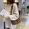 Tas 2024 winter pluche pakket sexy luipaard dames messenger wilde schattige mode vacht schouder handtas dame print