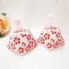 Enveloppe cadeau 50 / 100pcs Boîtes de bonbons en diamant Boîte d'emballage de mariage en papier de pétale rouge avec des rubans Anniversaire d'anniversaire Package de fête en gros