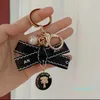 Keychains Lanyards Designer Keychain Luxury Bag Charm Fashion Trend Car Keyring Flower Pearl Keychain Giveaway Gift 2024