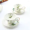 Tasses Saucers tasse de café en fleurs européennes avec poignée de soucoupe porcelaine britannique set os os chine tazas de céramica creriv canecas 50