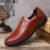 Sapatos casuais que dirigem homens de couro mensal genuíno.