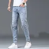 Mäns jeans vår/sommarkoreansk stil tårhål elastiska män smala fit arbete denim byxor med nödställd design blå casual jeans lyxiga män stylel2403