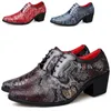 Chaussures habillées motif de serpent à talons hauts de nuit pour hommes à talons à talons à talons à talons à toe décontracté à pointe de cuir pour hommes derby