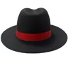 Cappelli larghi brim cappelli di secchio alla moda esterni neri in lana rossa in feltro jazz fedora cappelli con fibbia della cintura sottili uomini donne ampia brim panama trilby cappuccio 56-58 cm 240407