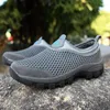 Chaussures décontractées 2024 pour hommes Summer Breatch Outdoor Mandons confortables Sneakers de marche doux Pruisible