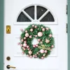 Decoratieve bloemen kunstmatige kerstkrans voordeur hangend voor raam muur veranda