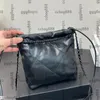 Womens Clafskin Full Black 22 mini shopping axel quiltade väskor med rund strap metall hårdvara matelasse kedja crossbody handväskor utomhus handväska 18x22 cm