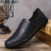 Sapatos casuais que dirigem homens de couro mensal genuíno.