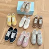 Chaussures de tennis triangle de qualité supérieure Sneakers basses à lacets bassiers confortables Chaussures de vacances de conception de luxe décontractées de chaussures de luxe pour femmes