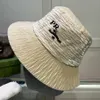 Top de créateur de mode Caps pêcheurs hommes hommes femmes chapeau de seau de seau de soleil d'été chapeau de paille délicat