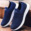 Chaussures décontractées Men de maille en maille respirant confortable Light Male Sneakers Nice Couples Footwear de vacances