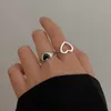 Czarny olej w kształcie serca kapie otwartego pierścienia dla mężczyzn i kobiet z spersonalizowanym czarnym sercem pustym pierścieniem indeksu regulowanego