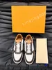 Toppdesigner män sneaker casual skor låg kalvskinn läder vit grön röd blå överlägg plattform utomhus kvinnor sneakers rd240204