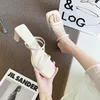Slippers 2024 SUMPLEM MULHERES SANDALS DE TOE DE TOE LADIES MULES MULES 6 cm de altura Sapatos femininos de moda feminina Rosa preto branco